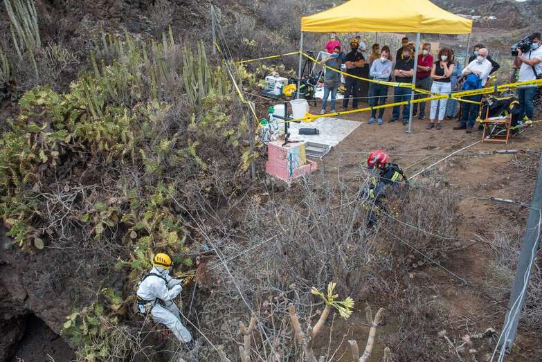 Imagen de la bajada al interior de la sima por bomberos del Consorcio en  abril de 2020/TA.